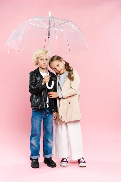 Cute Kids Hugging Holding Umbrella Pink Background — Stock Photo, Image