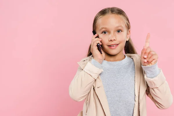 Usmívající Dítě Ukazující Nápis Nápadu Mluvení Smartphonu Izolované Růžové — Stock fotografie