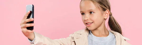 Tiro Panorâmico Criança Sorridente Tomando Selfie Isolado Rosa — Fotografia de Stock