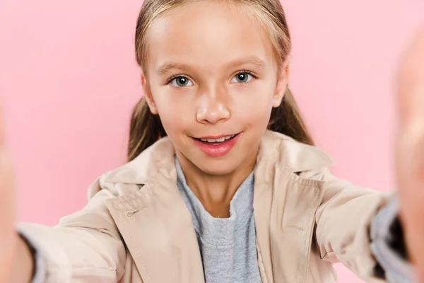 Selektivt Fokus Smilende Barn Som Ser Isolert Rosa – stockfoto