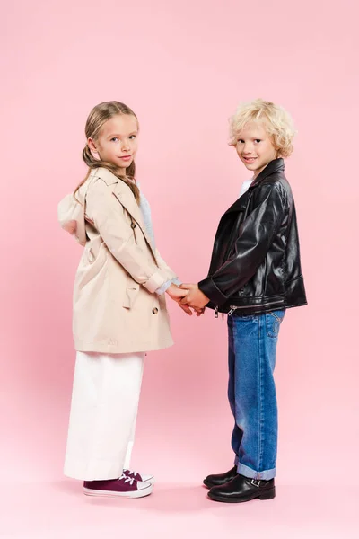 Bambini Sorridenti Che Tengono Mano Guardano Fotocamera Sfondo Rosa — Foto Stock