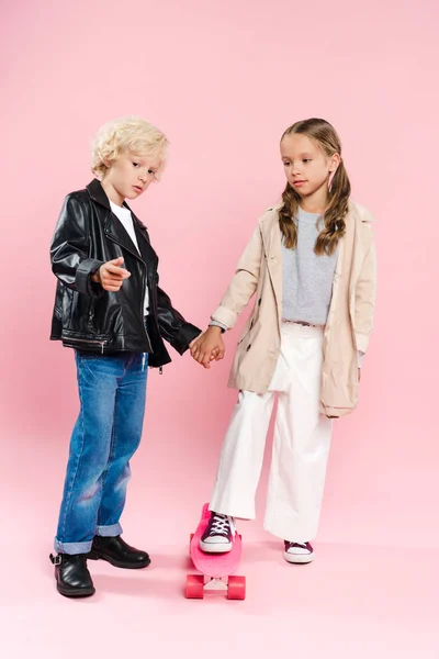 Jongen Wijzend Met Vinger Hand Vasthouden Van Vriend Penny Board — Stockfoto