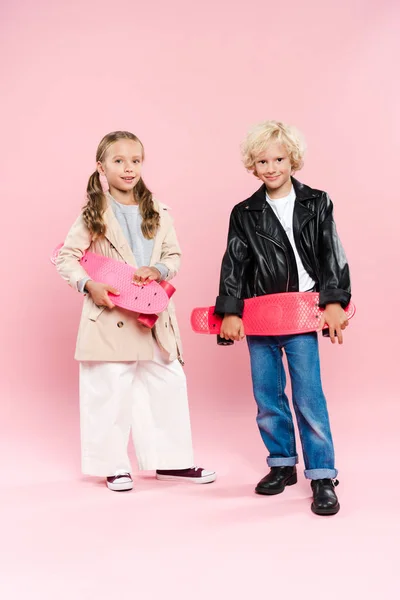 Lachende Schattige Kinderen Houden Penny Board Roze Achtergrond — Stockfoto