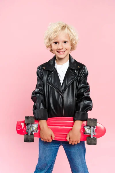 Glimlachen Schattig Kind Holding Penny Board Geïsoleerd Roze — Stockfoto