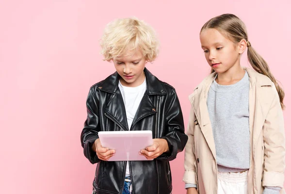 Mignon Enfants Utilisant Tablette Numérique Isolé Sur Rose — Photo