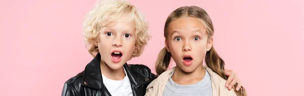 Panoramaaufnahme Eines Schockierten Jungen Der Seinen Freund Isoliert Auf Rosa — Stockfoto