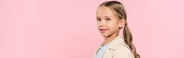 Plano Panorámico Niño Sonriente Mirando Cámara Aislada Rosa —  Fotos de Stock