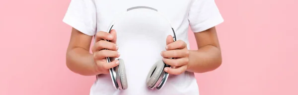 Tiro Panorâmico Criança Shirt Segurando Fones Ouvido Isolados Rosa — Fotografia de Stock