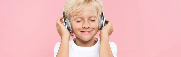 Plano Panorámico Niño Sonriente Con Auriculares Escuchando Música Aislada Rosa — Foto de Stock