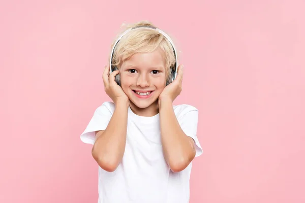 Niño Sonriente Con Auriculares Escuchando Música Aislada Rosa —  Fotos de Stock