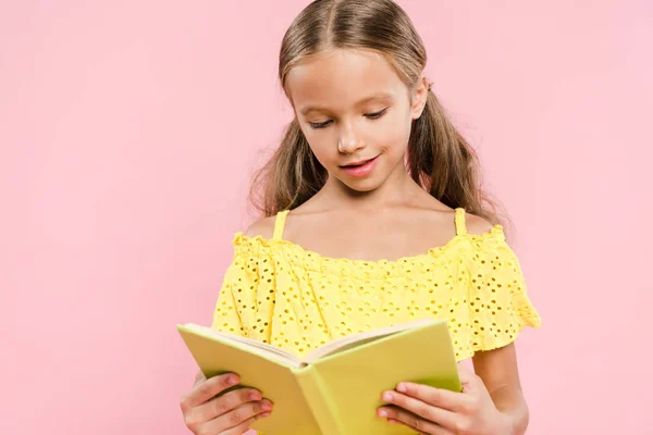 Sonriente Lindo Niño Leyendo Libro Aislado Rosa — Foto de Stock