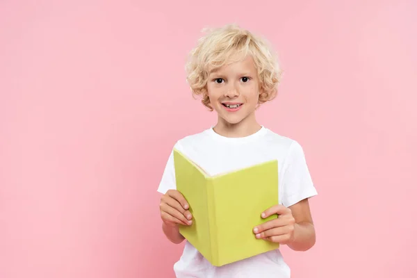 Glimlachend Kind Vasthouden Boek Kijken Naar Camera Geïsoleerd Roze — Stockfoto