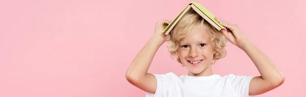 Panoramisch Schot Van Lachend Kind Holding Boek Geïsoleerd Roze — Stockfoto