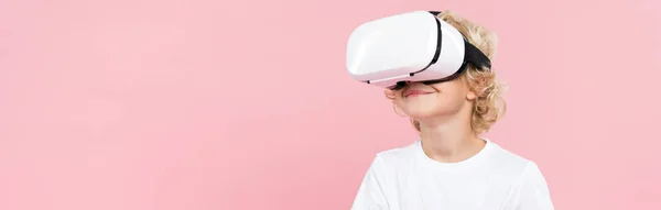 Plano Panorámico Niño Sonriente Con Auriculares Realidad Virtual Aislados Rosa — Foto de Stock