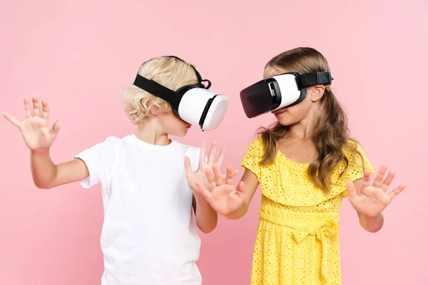 Niños Con Auriculares Realidad Virtual Manos Extendidas Sobre Fondo Rosa — Foto de Stock