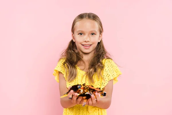 Leende Och Söt Unge Håller Gyllene Konfetti Isolerad Rosa — Stockfoto