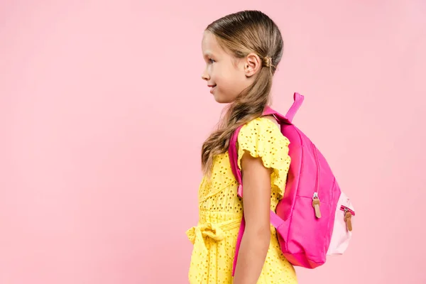 Zijaanzicht Van Glimlachend Schoolmeisje Met Rugzak Geïsoleerd Roze — Stockfoto