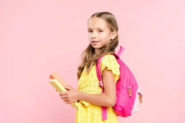 Uśmiechnięta Uczennica Plecakiem Trzymająca Książki Odizolowane Różowo — Zdjęcie stockowe