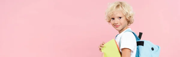 Tiro Panorâmico Estudante Sorrindo Com Mochila Segurando Livro Isolado Rosa — Fotografia de Stock