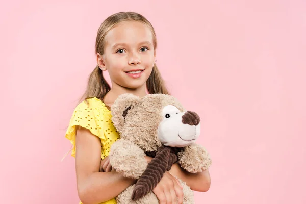 Усміхнена Дитина Дивиться Камеру Тримає Плюшевого Ведмедя Ізольовано Рожевому — стокове фото