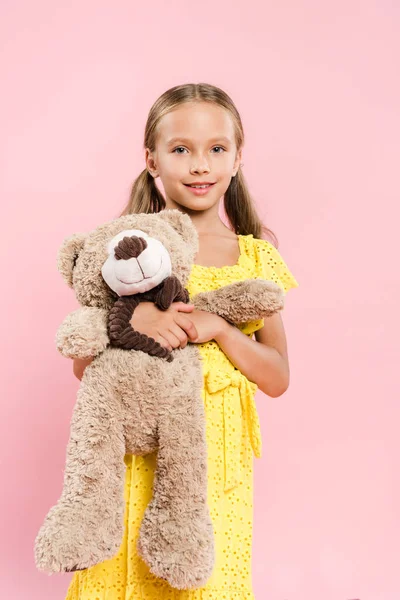 可爱的孩子抱着泰迪熊 与粉红隔离 — 图库照片