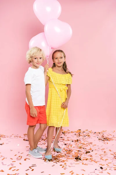 Bambini Sorridenti Carini Che Tengono Palloncini Sfondo Rosa — Foto Stock