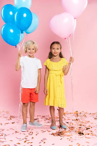 Bambini Sorridenti Carini Che Tengono Palloncini Sfondo Rosa — Foto Stock