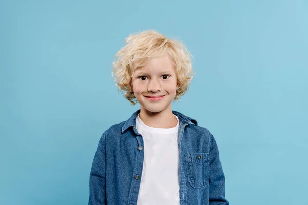 Glimlachen Schattig Kind Kijken Naar Camera Geïsoleerd Blauw — Stockfoto