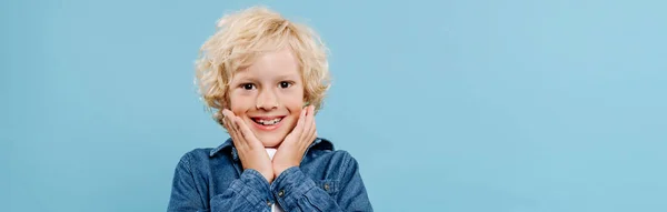Panoramiczne Ujęcie Uśmiechniętego Zszokowanego Dzieciaka Patrzącego Kamerę Odizolowanego Niebiesko — Zdjęcie stockowe