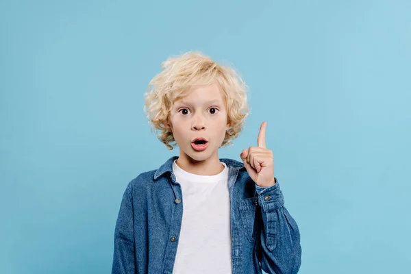 Schockiertes Und Süßes Kind Zeigt Ideenschild Auf Blauem Grund — Stockfoto