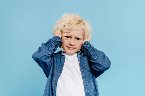 Bambino Irritato Carino Toccare Orecchie Guardando Fotocamera Isolata Sul Blu — Foto Stock