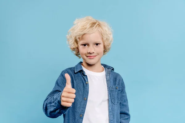 Glimlachen Schattig Kind Kijken Naar Camera Tonen Als Geïsoleerd Blauw — Stockfoto