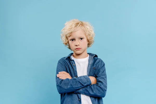 Niño Triste Lindo Con Brazos Cruzados Mirando Cámara Aislada Azul —  Fotos de Stock