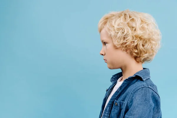 Oldalnézetben Aranyos Gyerek Néz Félre Elszigetelt Tovább Kék — Stock Fotó