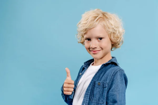 Sorrindo Bonito Garoto Olhando Para Câmera Mostrando Como Isolado Azul — Fotografia de Stock