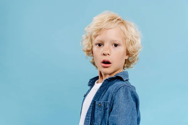 Geschokt Schattig Kind Kijken Naar Camera Geïsoleerd Blauw — Stockfoto