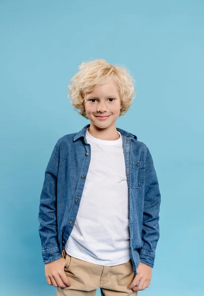 Usmívající Roztomilé Dítě Dívá Kameru Izolované Modré — Stock fotografie