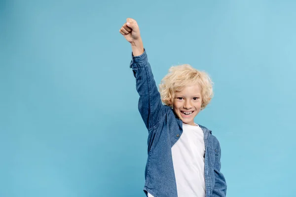 Glimlachen Schattig Kind Tonen Gebaar Kijken Naar Camera Geïsoleerd Blauw — Stockfoto