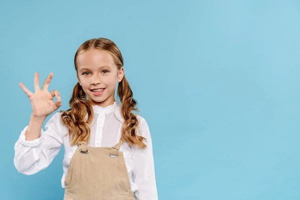 Sonriente Lindo Niño Mirando Cámara Mostrando Aislado Azul — Foto de Stock