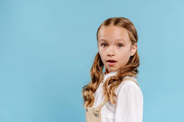 Sokkos Aranyos Gyerek Néz Kamera Elszigetelt Kék — Stock Fotó