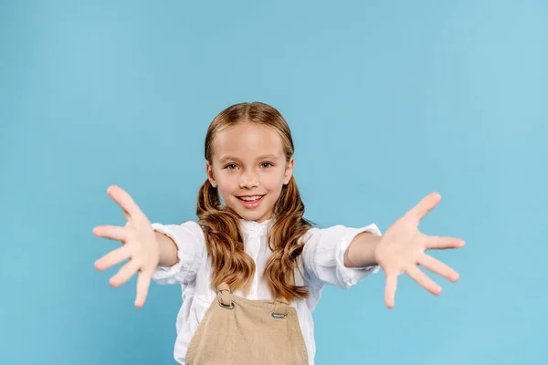 Enfant Souriant Mignon Avec Les Mains Tendues Regardant Caméra Isolée — Photo