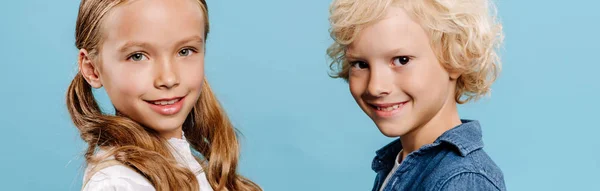 Gülümseyen Mavi Renkli Kameraya Bakan Sevimli Çocukların Panoramik Görüntüsü — Stok fotoğraf