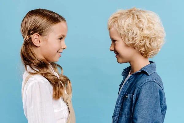 Boční Pohled Usmívající Roztomilé Děti Při Pohledu Sebe Izolované Modré — Stock fotografie