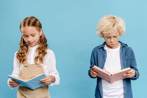 Glimlachende Geschokte Kinderen Lezen Boeken Geïsoleerd Blauw — Stockfoto