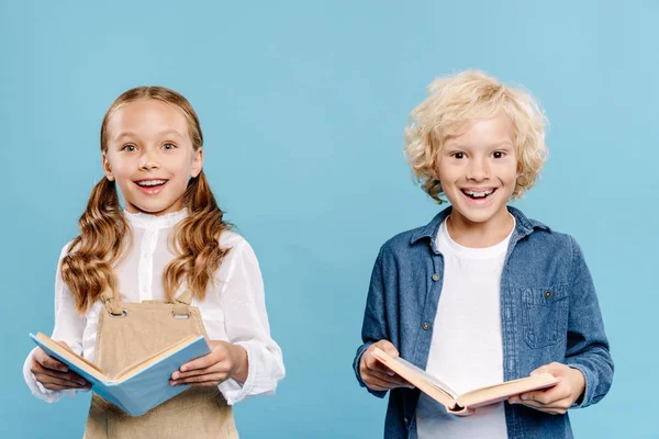 Niños Sonrientes Lindos Mirando Cámara Sosteniendo Libros Aislados Azul — Foto de Stock