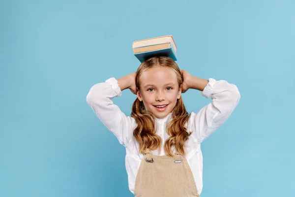 Sorrindo Bonito Garoto Olhando Para Câmera Segurando Livros Isolados Azul — Fotografia de Stock