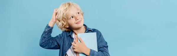 Plano Panorámico Niño Sonriente Soñador Sosteniendo Libros Aislados Azul — Foto de Stock