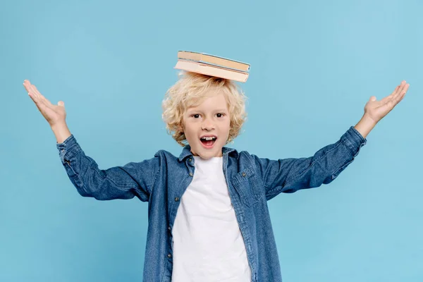 Sonriente Lindo Con Libros Cabeza Mirando Cámara Aislada Azul —  Fotos de Stock