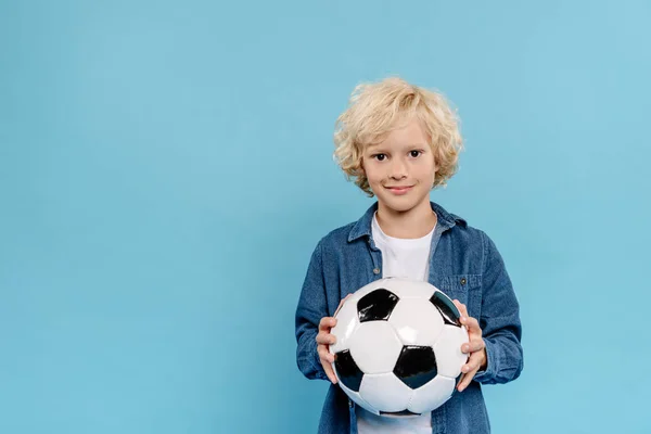 Sonriente Lindo Niño Mirando Cámara Sosteniendo Fútbol Aislado Azul —  Fotos de Stock