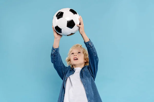 Lindo Niño Jugando Con Fútbol Aislado Azul Con Espacio Copia — Foto de Stock